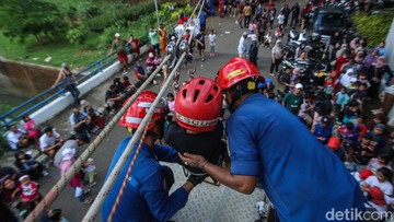 Asyiknya Bermain Flying Fox Bareng Damkar di BKT, Anak-Anak Antre Seru!