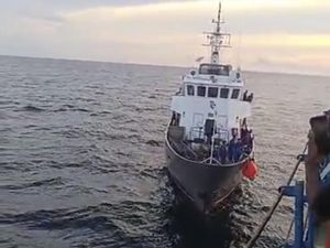 Tangis Histeris Anak-Istri Saat Suami Lompat dari Kapal di Sumenep Tangis Histeris Anak-Istri Saat Suami Lompat dari Kapal di Sumenep