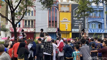 Saat Polisi Berkuda Jadi Sasaran Selfie Warga di CFD Depok
