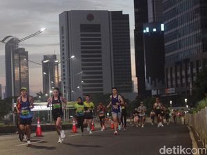 Video: Bundaran HI Ada Jakarta International Marathon, Warga CFD di Pinggiran Video: Bundaran HI Ada Jakarta International Marathon, Warga CFD di Pinggiran