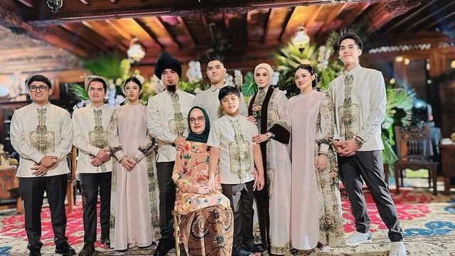 Berita Seputar Selebriti Insertlive Terkini : Respons Maia Estianty saat Anak Mulan Jameela Salam & Cium Tangannya di Siraman Al