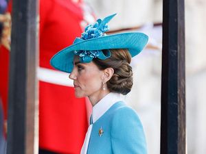 Gaya Simbolis Keluarga Kerajaan Inggris untuk Mengenang Korban Air India