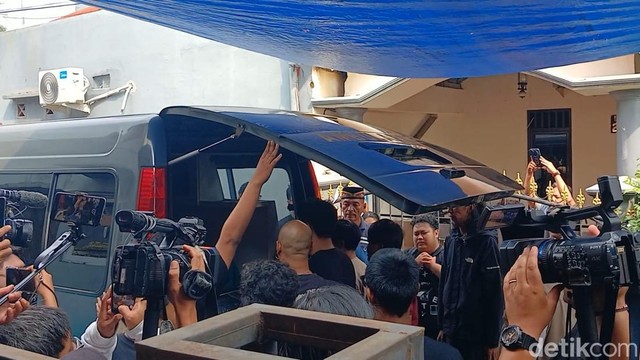 Highlight Dunia Hiburan InsertLive : Meninggal Usai Jatuh di Kamar Mandi, Jenazah Gusti Disambut Isak Tangis Tiba di Rumah Duka