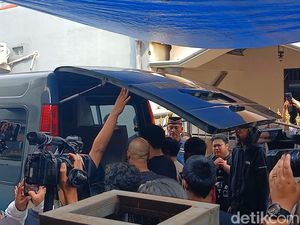 Isak Tangis Keluarga Sambut Jenazah Gusti Irwan Wibowo Isak Tangis Keluarga Sambut Jenazah Gusti Irwan Wibowo
