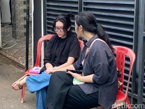 Tangis Pacar Pecah saat Jenazah Gusti Irwan Wibowo Tiba di Rumah Duka Tangis Pacar Pecah saat Jenazah Gusti Irwan Wibowo Tiba di Rumah Duka