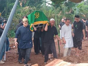 Keluarga dan Rekan Selebritas Antarkan Gustiwiw ke Peristirahatan Terakhir Keluarga dan Rekan Selebritas Antarkan Gustiwiw ke Peristirahatan Terakhir