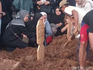 Gusti Irwan Wibowo Dimakamkan, Tangis Keluarga dan Rekan-rekan Pecah Gusti Irwan Wibowo Dimakamkan, Tangis Keluarga dan Rekan-rekan Pecah