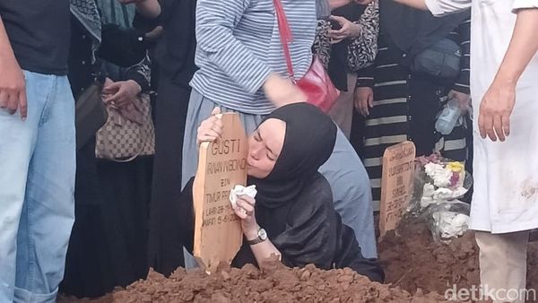 Berurai Air Mata, Momen Ibunda Cium Papan Nisan Gusti Irwan Wibowo