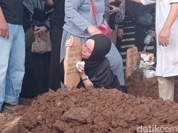 Berurai Air Mata, Momen Ibunda Cium Papan Nisan Gusti Irwan Wibowo