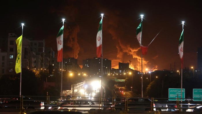 Iran Mengamuk! Markas Pasokan Energi Israel Makara Sasaran Serangan Rudal Konflik bersenjata antara Iran dan Israel kembali memanas. Iran menggempur akomodasi vital milik Israel dalam serangan modern yang menargetkan markas pasokan energi dan bikinan materi bakar jet tempur, Minggu (15/6/2025). REUTERS/Majid Asgaripour
