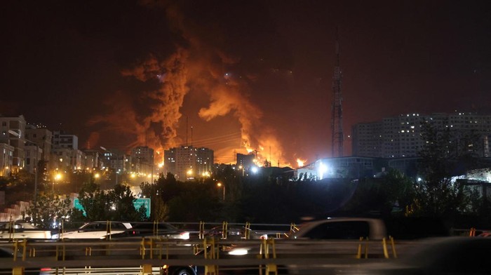 Iran Mengamuk! Markas Pasokan Energi Israel Makara Sasaran Serangan Rudal Konflik bersenjata antara Iran dan Israel kembali memanas. Iran menggempur akomodasi vital milik Israel dalam serangan modern yang menargetkan markas pasokan energi dan bikinan materi bakar jet tempur, Minggu (15/6/2025). REUTERS/Majid Asgaripour