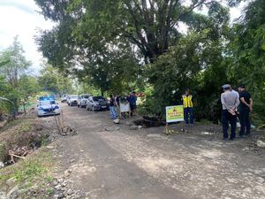 Jalan Poros Soppeng-Wajo Amblas Akibat Longsor, Truk Dilarang Lewat Jalan Poros Soppeng-Wajo Amblas Akibat Longsor, Truk Dilarang Lewat