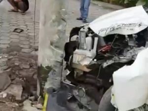Mobil Diduga Travel Gelap Tabrak Tiang Listrik di Sukabumi, 6 Orang Luka Mobil Diduga Travel Gelap Tabrak Tiang Listrik di Sukabumi, 6 Orang Luka