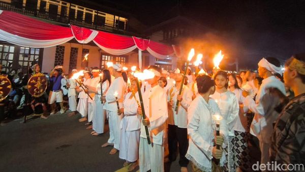 Khidmatnya Prosesi Damar Sewu Pembuka Seren Taun di Cigugur