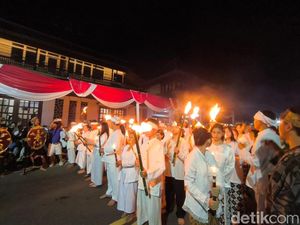 Khidmatnya Prosesi Damar Sewu Pembuka Seren Taun di Cigugur Khidmatnya Prosesi Damar Sewu Pembuka Seren Taun di Cigugur