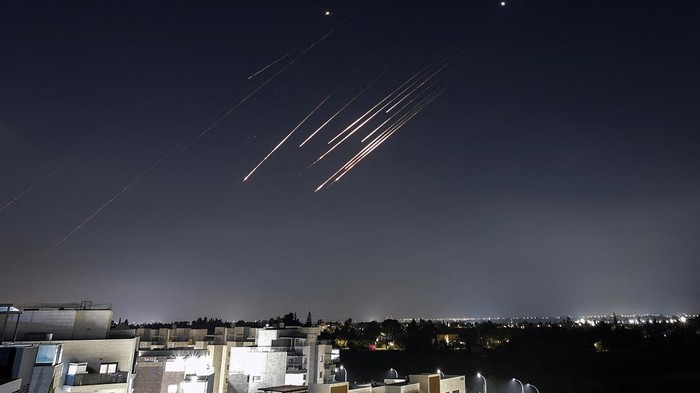 Langit Tubas Terbelah, Rudal Iran Melesat Serang Israel Langit malam di atas Tubas, Tepi Barat yang diduduki Israel, berubah mencekam pada Minggu (15/6/2025) waktu setempat. REUTERS/Mussa Qawasma