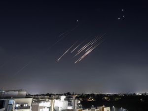 Video Malam Mencekam di Yerusalem, Sirene Meraung Kala Iran Bombardir Israel Video Malam Mencekam di Yerusalem, Sirene Meraung Kala Iran Bombardir Israel