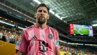 1. Lionel Messi (Inter Miami). Megabintang asal Argentina ini menerima gaji 20,45 juta Dolar per tahun atau sekitar 334,8 miliar Rupiah. Namun ini hanya bayaran dari bermain saja. Perlu diingat bahwa Messi juga mendapat bagi hasil hak siar dari Apple TV dan endorsement dari Adidas. Foto: Getty Images/Sebastian Frej