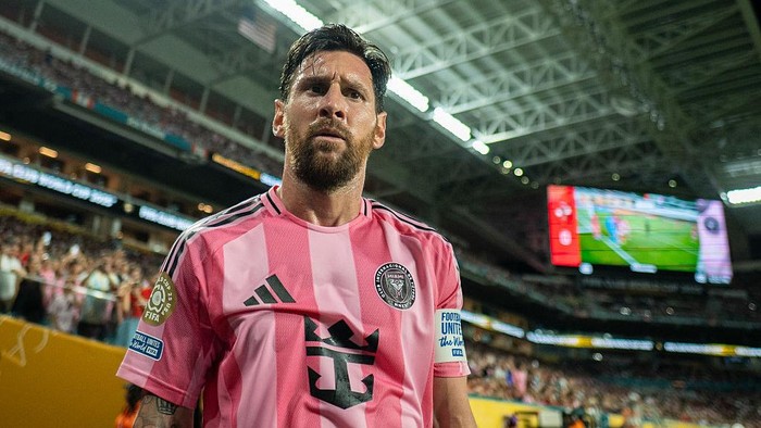 Lionel Messi, Piala Dunia Antarklub 2005 MIAMI GARDENS, FLORIDA - JUNE 14: Lionel Messi of Inter Miami looks on during the FIFA Club World Cup 2025 group A match between Al Ahly SC and Internacional CF Miami at Hard Rock Stadium on June 14, 2025 in Miami Gardens, United States. (Photo by Sebastian Frej/Getty Images)