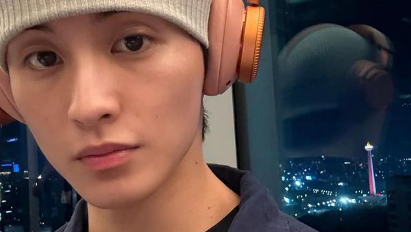 Mark NCT Selfie di Jakarta, Ada yang Ngintip!