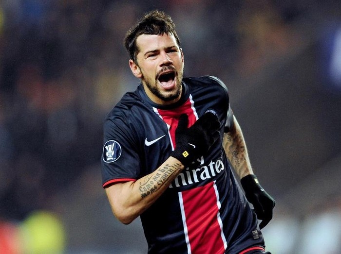 Paris-Saint-Germain's forward Mateja Kezman celebrates after scoring a goal during the UEFA Cup football match Paris-Saint-Germain vs Racing Santander on November 27, 2008 at the Parc des Princes stadium in Paris. AFP PHOTO / FRANCK FIFE (Photo by FRANCK FIFE / AFP)