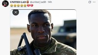 Penyerang Chelsea, Nicolas Jackson, boleh jadi tumpul di depan gawang. Namun dalam meme ini Jackson digambarkan gagah dengan seragam militer dan senapan laras panjang. (Foto: Twitter)