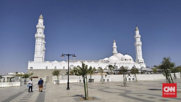 Suasana Masjid Quba di kota Madinah, Arab Saudi, Senin 9 Juni 2025. Masjid Quba terletak sekitar empat kilometer dari Masjid Nabawi, Madinah. Masjid ini dipercaya sebagai masjid pertama yang dibangun oleh Nabi Muhammad SAW. Di masjid ini juga pertama kalinya dilaksanakan salat berjamaah secara terang-terangan. CNN Indonesia/Safir Makki