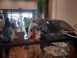 Pengemudi Mobil di Malang Salah Injak Pedal hingga Menabrak Sebuah Toko Rohani Pengemudi Mobil di Malang Salah Injak Pedal hingga Menabrak Sebuah Toko Rohani