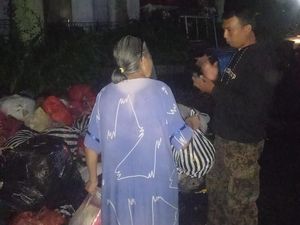 Petugas Malam-malam Sidak Warga Gianyar yang Buang Sampah di TPS Liar Petugas Malam-malam Sidak Warga Gianyar yang Buang Sampah di TPS Liar