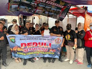 Pokdarkamtibmas Bhayangkara Turun Beri Bantuan ke Korban Kebakaran Jakut