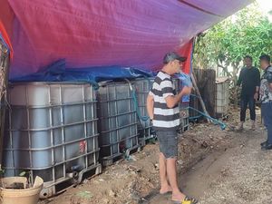 Polisi Gerebek Penimbunan BBM Subsidi di Rumah Warga Maros, Sita 2 Ton Solar Polisi Gerebek Penimbunan BBM Subsidi di Rumah Warga Maros, Sita 2 Ton Solar