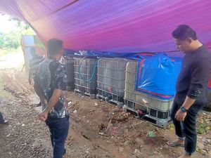 1 Pelaku Penimbun Solar Subsidi 2 Ton di Rumah Warga Maros Ditangkap 1 Pelaku Penimbun Solar Subsidi 2 Ton di Rumah Warga Maros Ditangkap