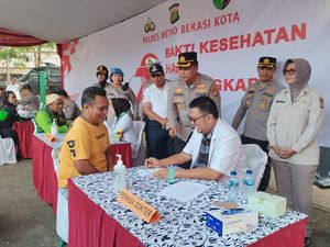 Polrestro Bekasi Kota Bagikan Paket Sembako ke Ratusan Ojol