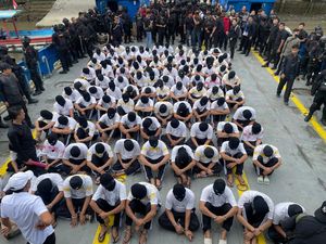 100 Napi Narkoba Beresiko Tinggi Tertunduk Dijebloskan ke Nusakambangan