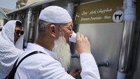 Tak Pernah Kering, Air Zamzam Mengalir Setiap Hari di Masjidil Haram