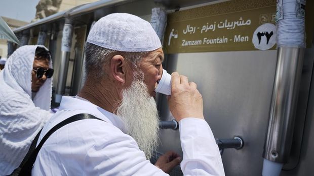 Cara menyimpan air zamzam agar tetap segar dan adap minum air zamzam.
