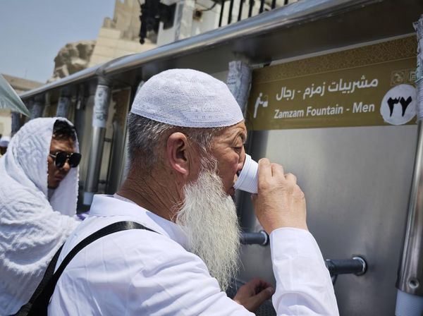 Tak Pernah Kering, Air Zamzam Mengalir Setiap Hari di Masjidil Haram