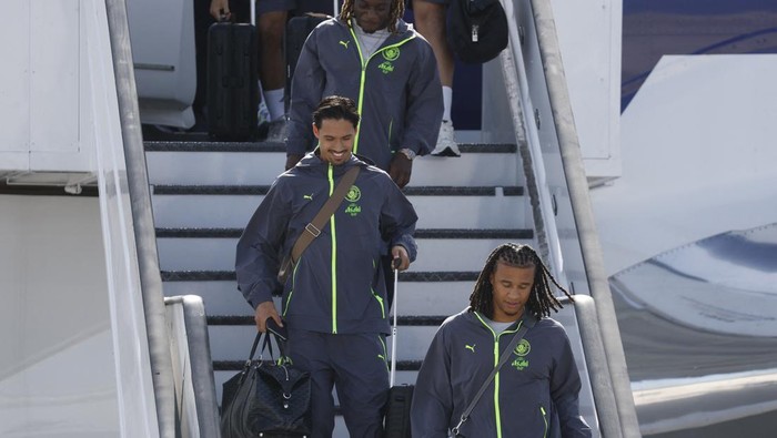 Tijjani Reijnders Soccer Football - Club World Cup - Manchester City arrive in Fort Lauderdale ahead of the Club World Cup - Fort Lauderdale, Florida, U.S. - June 12, 2025 Manchester Citys Nathan Ake and Tijjani Reijnders walk off the plane ahead of the Club World Cup REUTERS/Marco Bello