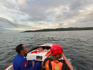Faris Jatuh dari Kapal di Banggai Laut, Selamat karena Batang Kayu Faris Jatuh dari Kapal di Banggai Laut, Selamat karena Batang Kayu