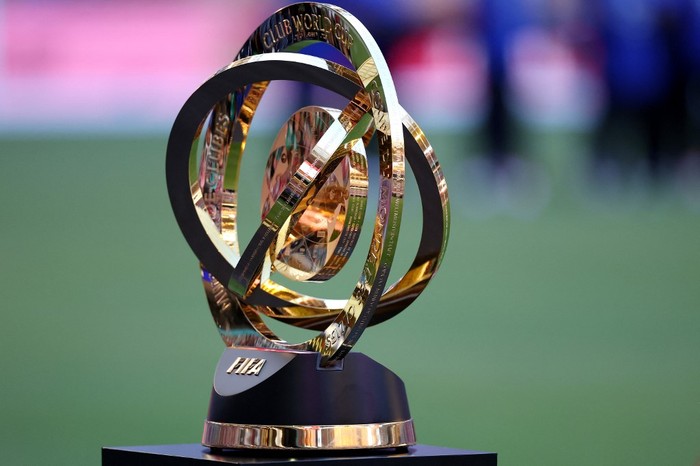 Trofi Piala Dunia Antarklub MIAMI GARDENS, FLORIDA - JUNE 14: A detailed view of the FIFA Club World Cup trophy on the pitch prior to the FIFA Club World Cup 2025 group A match between Al Ahly FC and Internacional CF Miami at Hard Rock Stadium on June 14, 2025 in Miami Gardens, Florida. Kevin C. Cox/Getty Images/AFP (Photo by Kevin C. Cox / GETTY IMAGES NORTH AMERICA / Getty Images via AFP)