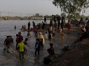 Warga Pakistan Serbu Kanal Chenab, di Tengah Gelombang Panas Ekstrem