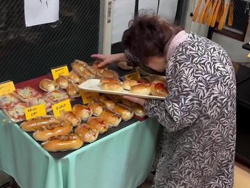 Salut! Nenek 83 Tahun Masih Gesit Kelola Toko Roti Sejak 1970