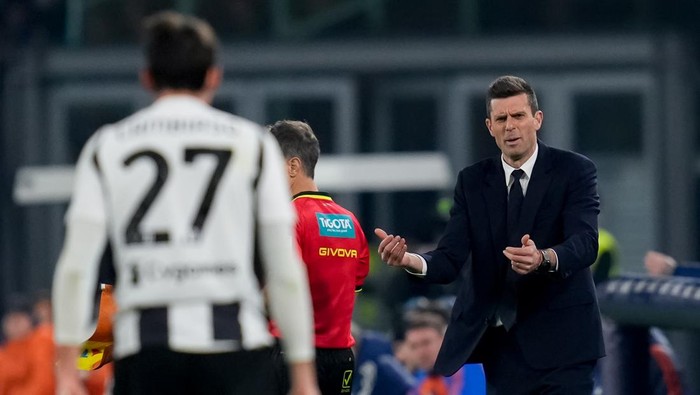 Thiago Motta head coach of Juventus FC gives instructions to Andrea Cambiaso during the serie Serie A Enilive match between SSC Napoli and Juventus FC at Stadio Diego Armando Maradona on January 25, 2024 in Naples, Italy  (Photo by Giuseppe Maffia/NurPhoto via Getty Images)