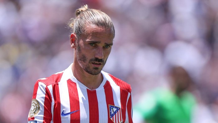 2220307851 PASADENA, CALIFORNIA - JUNE 15: Antone Griezmann #7 of Club Atletico de Madrid looks on during the FIFA Club World Cup 2025 group B match between Paris Saint-Germain FC and Club Atletico de Madrid at Rose Bowl Stadium on June 15, 2025 in Pasadena, California. (Photo by Omar Vega/Getty Images)