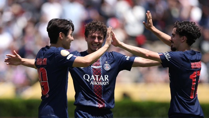 2220317125 PASADENA, CALIFORNIA - JUNE 15: Vitinha #17, Lee Kang-in #19 and Joao Neves #87 of Paris Saint-Germain celebrate the 4th goal during the FIFA Club World Cup 2025 group B match between Paris Saint-Germain FC and Club Atletico de Madrid at Rose Bowl Stadium on June 15, 2025 in Pasadena, California. (Photo by Stu Forster/Getty Images)