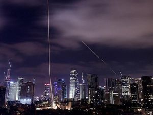 Iran Luncurkan Serangan Terbaru ke Tel Aviv, Israel Klaim Sukses Cegat