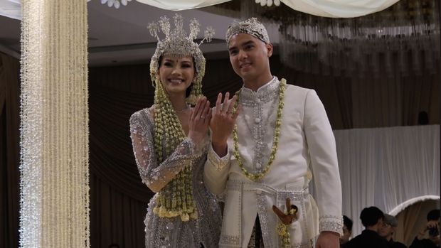 Al Ghazali dan Alyssa Daguise jadi pengantin Sunda.