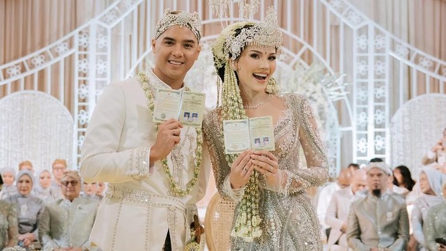 Gosip Terkini Selebriti Insertlive : Terpopuler: Momen Dhani-Mulan Saat Siraman Al Ghazali Vs Syifa Hadju Bawa Air Siraman