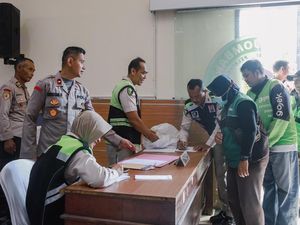 Tukang Becak-Ojol Dapat Pengobatan Gratis dari Polres Jombang Tukang Becak-Ojol Dapat Pengobatan Gratis dari Polres Jombang