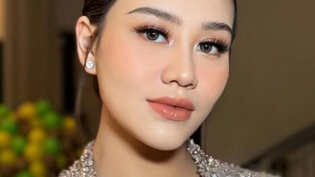 Berita Viral Selebriti dari InsertLive : Baru 3 Hari Melahirkan, Aaliyah Massaid Jadi Bridesmaid Alyssa Daguise
